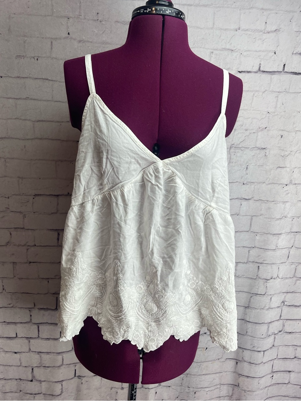 Shabby chic size large white scalloped edge tank top